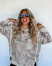 Load image into Gallery viewer, Camo Classic Pullover