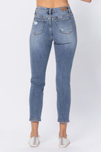 Load image into Gallery viewer, Slim Fit Boyfriend Judy Blue Jeans *Final Sale*
